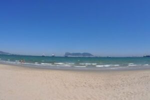 La consejera de Salud dice que el 99% de las aguas de baño de Andalucía son aptas para el disfrute, incluso las de Algeciras