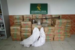 La Guardia Civil interviene 750 kilos de hachís y un coche robado en Getares