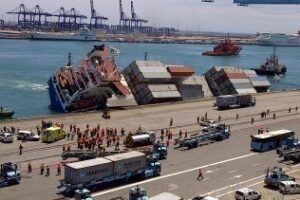 Comienzan a extraer los contenedores de la bodega del Deneb