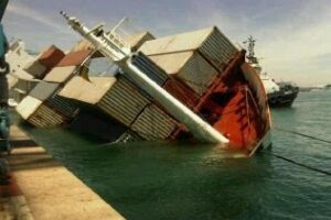 La proa del buque escorado ha tocado fondo y esta tarde se reúnen expertos para idear un rescate