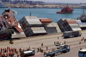 Comienza el montaje de la grúa que adrizará el buque Deneb escorado en el puerto