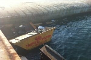 Transpiedra acusa a trabajadores de Marapie de arrojar contenedores con residuos por el muelle