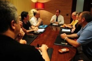 El primer edil escucha las propuestas de Aldepar y se compromete a apoyarles