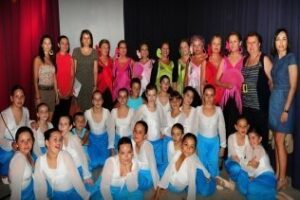 Actuación de las alumnas de la escuela municipal por el fin de curso