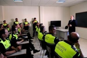 Un conductor huye de la Policía Local tras saltarse un semáforo en rojo