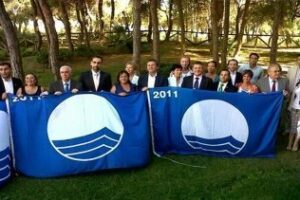 La playa de Getares recibe un año más la Bandera Azul de los Mares Limpios de Europa