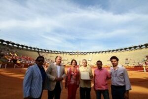 Landaluce entrega una placa al Algeciras con motivo de la corrida de toros dedicada al Centenario