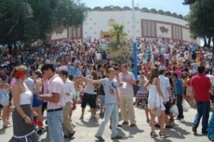 La juventud algecireña hace en la escalinata su particular botellón del domingo rociero