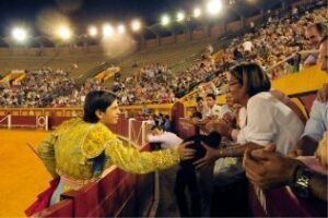 Alrededor de 6.000 personas asisten a la novillada en clase práctica organizada por la Escuela Municipal de Tauromaquia
