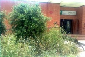 Los usuarios denuncian que los alrededores del centro de salud del Rinconcillo están sucios