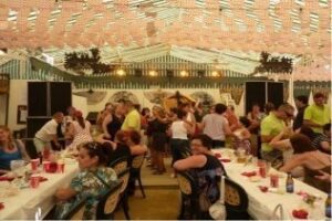 Apadis disfruta de una comida de convivencia en la caseta Peña Ferroviaria