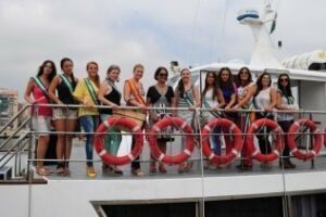 La Reina y Damas recorren la Bahía en el 'Jackelin'