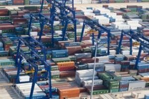 Morón pide que los servicios portuarios ajusten sus costes para mantener la competitividad del puerto