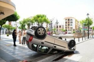 Un herido leve tras el espectacular vuelco de un vehículo en la Plaza Alta