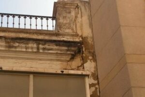 El Ayuntamiento invertirá 2.267 euros en eliminar los riesgos de desprendimiento del edificio de la calle Cristobal Colón
