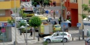 Bomberos y Policía actúan contra un incendio de vivienda en la avenida Capitán Ontañón