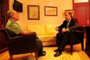 El alcalde recibe al teniente coronel de la Guardia Civil en Algeciras