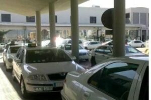 La Policía local denuncia la actividad clandestina de una empresa en el sector del taxi