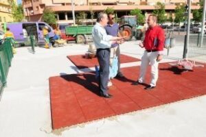 Siete parques infantiles mejoran su calidad con la incorporación de pavimento de caucho