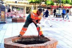 Los trabajadores de Jardines, indignados por el impago de sus nóminas