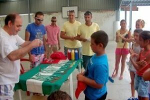 Una veintena de niños disfruta de los juegos ciclistas en Pescadores