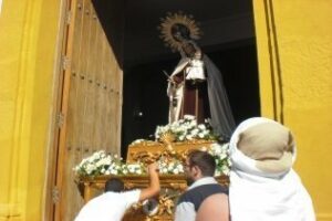 Los jóvenes muestran su devoción y portan a hombros a la Virgen del Carmen