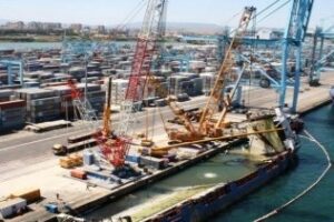 El paro baja en 33.300 personas hasta los 1,44 millones y una tasa de 35,79%