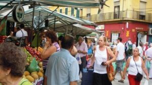 Los algecireños llenan el mercado de abastos, abierto en jornada de fiesta local