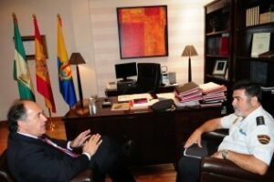 El alcalde estudia con el comisario la reapertura de la Comisaría de Fuerzas Armadas
