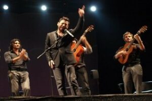 Miguel Poveda deleita al público en su concierto en Algeciras