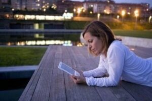 La mitad de los lectores españoles ya lo hacen en formato digital