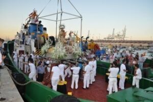 La Virgen del Carmen tras procesionar por las calles de Algeciras embarca para bendecir las aguas de la Bahía