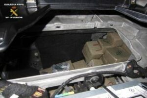 La Guardia Civil interviene 300 kilos de hachís y recupera tres vehículos sustraídos en el puerto de Tarifa
