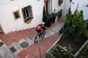 Sandra Rienda, campeona del descenso urbano de Ojén