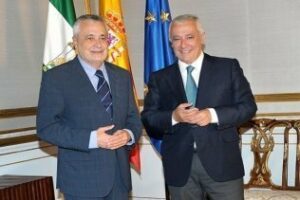 PP-A ganaría las autonómicas al PSOE por 14,6 puntos y podría gobernar en solitario