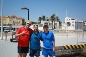 Tres americanos cruzan el Estrecho sin neopreno en poco más de cuatro horas