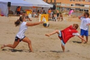 Jóvenes de 16 nacionalidades disputan un maratón de fútbol playa en Getares