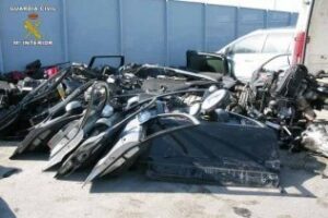 La Guardia Civil recupera cinco vehículos robados y desmontados para llevarlos a Tánger dentro de una furgoneta