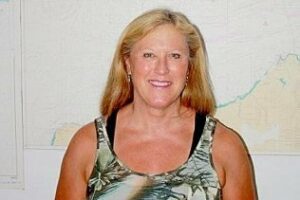 Una estadounidense, la más rápida en cruzar el Estrecho después de los 50