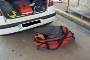 Hallan en la frontera a un inmigrante oculto en el interior de un bolso de viaje