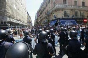Los 'indignados' acuerdan en asamblea no insultar a la Policía