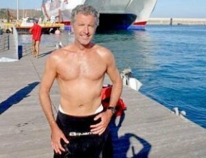 Un madrileño cruza a nado el Estrecho