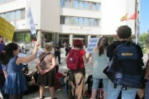 En libertad dos indignados detenidos, mientras Jáuregui defiende la actuación del Gobierno