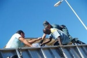 Interceptan a 17 inmigrantes en Ceuta que querían embarcar para Algeciras ocultos en camiones de los feriantes