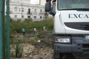 Comienzan a limpiar la parcela del Río de la Miel que albergará un hospital