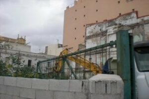 Comienzan los trabajos en la parcela del Río de la Miel para trasladar una muralla antigua y poder construir después un hospital