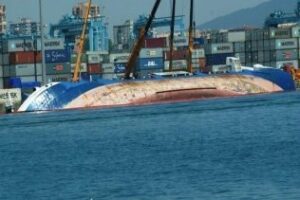 Reportaje gráfico: Las imágenes del hundimiento del Deneb en el puerto de Algeciras