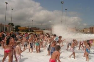 La fiesta de la espuma refresca a los vecinos del Acebuchal
