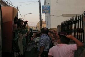 Los vecinos del Embarcadero llenan de alegría sus calles con la cabalgata de la velada de verano