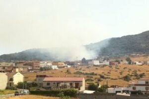 Arden tres hectáreas de zona de pasto en el Cortijo Real, en un incendio que los bomberos sofocan en menos de hora y media